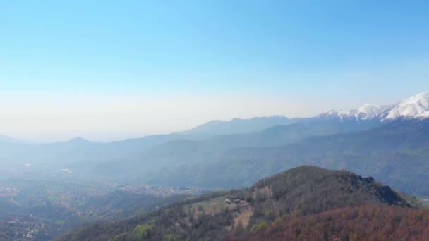 Aéreo Drone Voando Sobre Floresta Primavera Vista Aérea Cordilheira Coberta — Vídeo de Stock