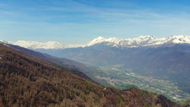 Luchtfoto Drone Vliegt Bos Lente Luchtfoto Van Besneeuwde Bergketen Vallei — Stockvideo