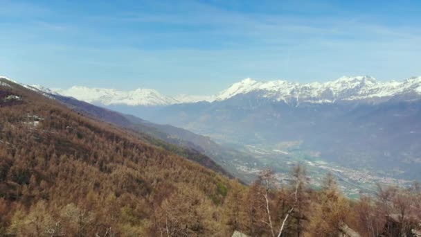 Luchtfoto Drone Vliegt Bos Lente Luchtfoto Van Besneeuwde Bergketen Vallei — Stockvideo