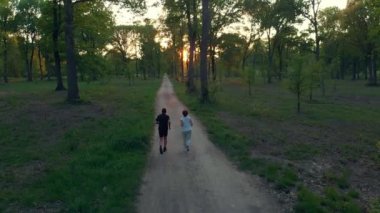 Hava ağır çekim: forest park, açık hava etkinlikleri fitness iyi kavramı olan geçiş kırsal yolda çalışan izleme çift robot