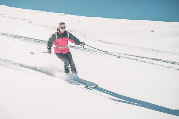 Sciare fuori pista sulle piste innevate delle Alpi italiane, con giornate soleggiate e soleggiate. Neve polverosa con piste da sci. Immagine tonica — Foto Stock