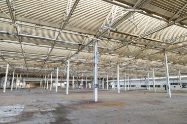 Terk edilmiş endüstriyel tesis, iç. Şımarık ve harap endüstriyel salonu detayları, finansal kriz, istihdam kaybı.