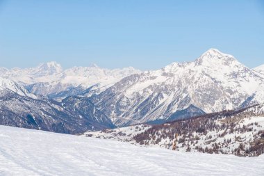 Yukarıdan, ünlü seyahat destinatio Alps, Piedmont, İtalya için Sestriere Kayak Merkezi panoramik manzaralı.