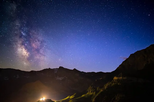 Arco de la Vía Láctea y el cielo estrellado capturado a gran altitud en verano en los Alpes italianos, provincia de Torino . — Foto de Stock