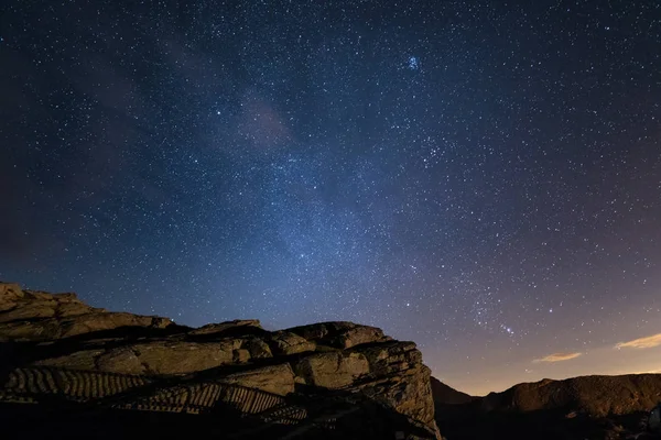 Noapte pe Alpi sub cerul înstelat și stâncile stâncoase maiestuoase din Alpii italieni, cu constelația Orion la orizont . — Fotografie, imagine de stoc