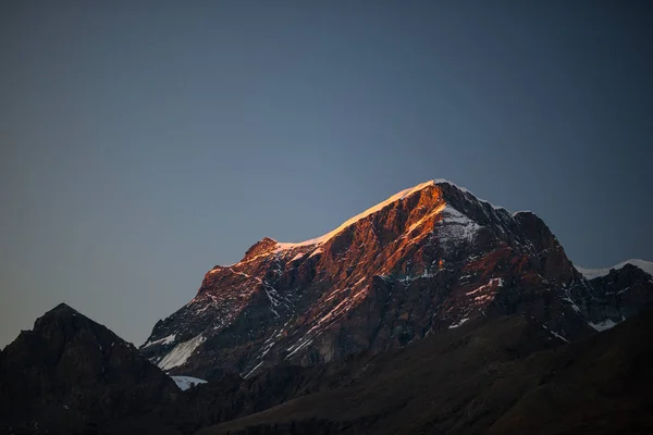 Rocky mountain peaks, ridges and valleys, the Alps at sunset. Extreme terrain landscape at high altitude, scenic travel destination in Italy. — Stock Photo, Image