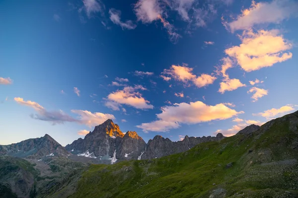 Picos rocosos, crestas y valles, los Alpes al atardecer. Paisaje de terreno extremo a gran altitud, destino turístico escénico en Italia . —  Fotos de Stock