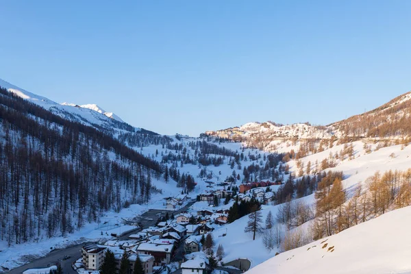 Panoráma Sestriere síközpont felülről, híres utazási út az Alpokban, Piemont, Olaszország. — Stock Fotó
