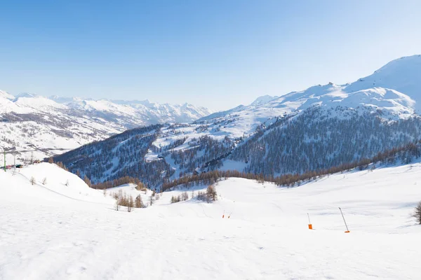 Panoráma Sestriere síközpont felülről, híres utazási út az Alpokban, Piemont, Olaszország. — Stock Fotó