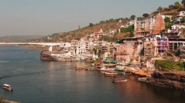 Omkareshwar cityscape, Hindistan, kutsal hindu Tapınağı. Kutsal Narmada nehir, yüzen tekne. Turistler ve hacılar için seyahat hedef. 