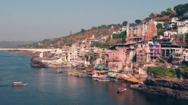 Omkareshwar cityscape, Hindistan, kutsal hindu Tapınağı. Kutsal Narmada nehir, yüzen tekne. Turistler ve hacılar için seyahat hedef. 