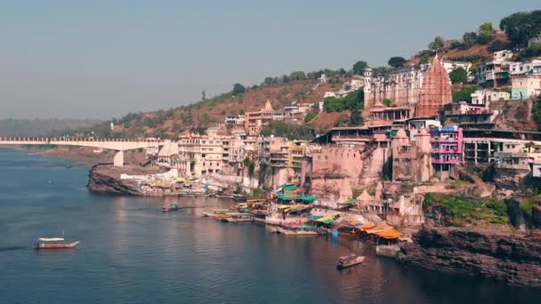 Omkareshwar Stadtbild Indien Heilige Hinduistische Tempel Heilige Narmada Schwimmende Boote — Stockvideo