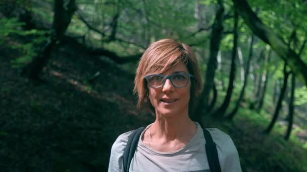 Porträtt Vuxen Kvinna Utomhus Skogsmark Teal Orange Look Leende Tittar — Stockvideo