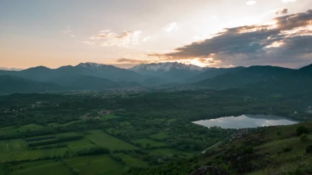 Nubes Movimiento Alpes Lapso Tiempo Atardecer Sobre Crestas Picos Montaña — Vídeo de stock