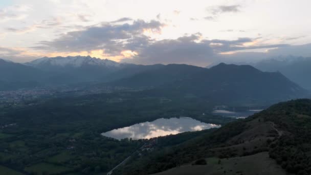 夕暮れ時 アルプス ピエモンテ イタリアのカラフルな夕焼け田園地帯 森林森林 上から湖の上を空中 飛んでください — ストック動画