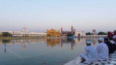 Amritsar, Hindistan - 18 Mart 2017: insanlara altın tapınak Amritsar, Pencap, Hindistan, en kutsal kutsal kişilerin resmi ve ibadet yeri Sih din.