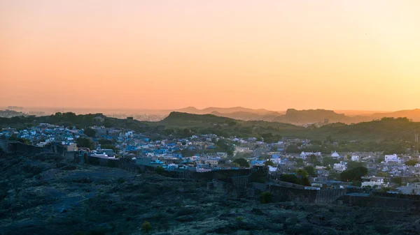 Jodhpur, Rajastán, India, famoso destino turístico y atracción turística. La ciudad azul vista desde arriba al atardecer, gran angular . — Foto de Stock