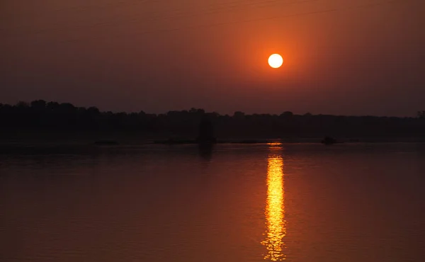 Gün batımı yansıma Nehri üzerinde turuncu tonda, karanlık siluet. — Stok fotoğraf