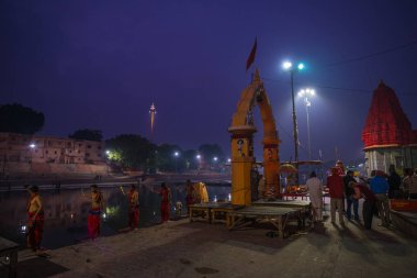 Ujjain, Hindistan - 7 Aralık 2017: Hindu dini için kutsal kasaba Ujjain, Hindistan 'daki kutsal nehirde düzenlenen dini törene katılan insanlar.