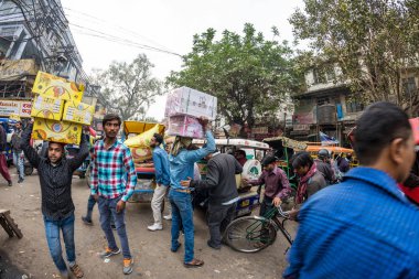 Delhi, Hindistan - 11 Aralık 2017: kalabalık ve Chandni Chowk'tan, eski Delhi, ünlü seyahat hedef Hindistan Caddesi'nde trafik. Kaotik şehir hayatı, çalışan insanlar, balıkgözü ultra geniş görüş.