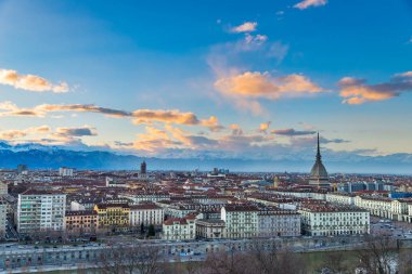 Turin manzarası, alacakaranlıkta, Torino, İtalya, panorama cityscape Mole Antonelliana şehri ile. Renkli gökyüzü ışık ve dramatik.