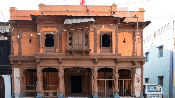 Fachada de casa privada, antiguo edificio de madera y casa de la tienda en Maheshwar, India — Foto de Stock