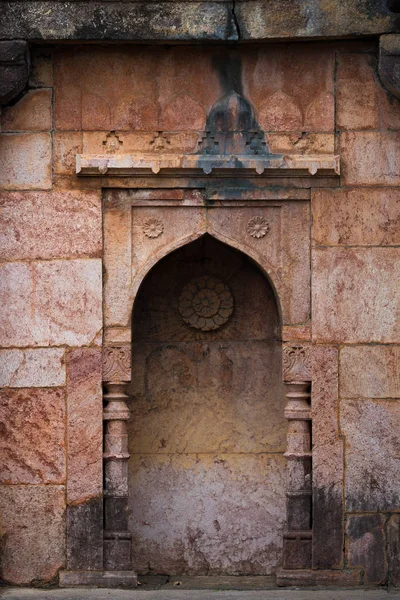 Mandu India, afghan ruïnes van islam Koninkrijk, monument van de moskee en islamitische graf, interieur details. — Stockfoto