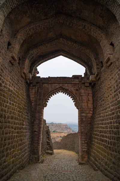 Mandu India, afghan ruins of islam kingdom, mosque monument and muslim tomb, interior details. — Stock Photo, Image