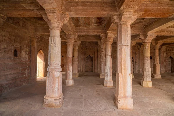 Mandu Índia, ruínas afegãs do reino islâmico, monumento mesquita e tumba muçulmana, detalhes interiores . — Fotografia de Stock