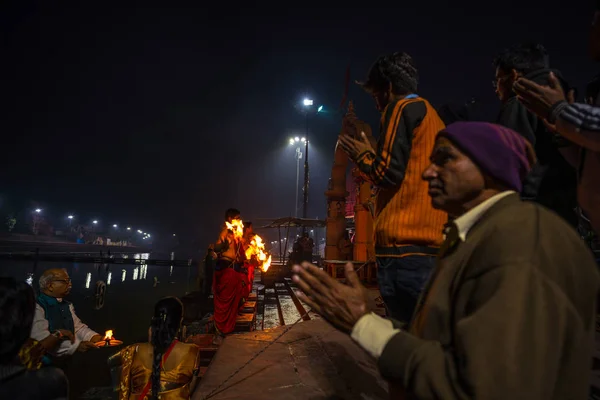 Ujjain, India - 7 de diciembre de 2017: Personas que asisten a la ceremonia religiosa en el río santo en Ujjain, India, ciudad sagrada para la religión hindú . —  Fotos de Stock