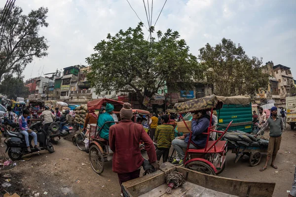 Delhi, India - 11 dicembre 2017: folla e traffico in strada a Chandni Chowk, Old Delhi, famosa destinazione di viaggio in India. Vita di città caotica, lavoratori, fisheye vista ultra ampia . — Foto Stock