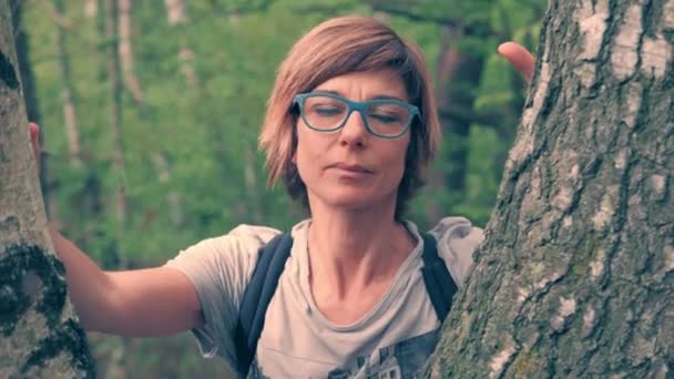 Dospělé Ženy Portrét Venku Lese Zelenomodrá Oranžové Pohled Usmíval Při — Stock video