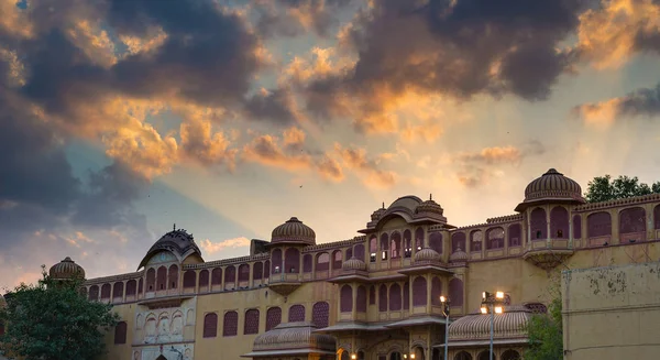 Městský palác v Jaipur, hlavní město Rajasthan, Indie. Architektonické detaily s malebným dramatická obloha při západu slunce. — Stock fotografie
