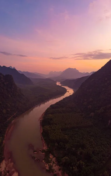 Letecký unikátní pohled z dronu: Nam Ou říční údolí na Muang Ngoi Laos, západ slunce barevná obloha, dramatická horská krajina, cestovní destinace v jihovýchodní Asii — Stock fotografie
