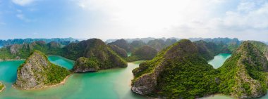 Ha Long Bay Kedi Ba adasının havadan görünüşü, eşsiz kireçtaşı adaları ve karst oluşum zirveleri, Vietnam 'daki ünlü turizm merkezleri. Manzara mavi gökyüzü.