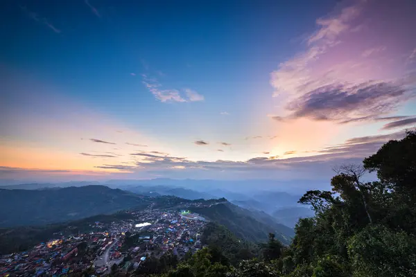 Phongsali 'nin havadan görünüşü, Çin yakınlarındaki Kuzey Laos. Yunnan tarzı bir kasaba, manzaralı bir dağ sırtında. Akha köylerinde kabile gezisi için gidilecek yer. Vadide sis ve sis. — Stok fotoğraf