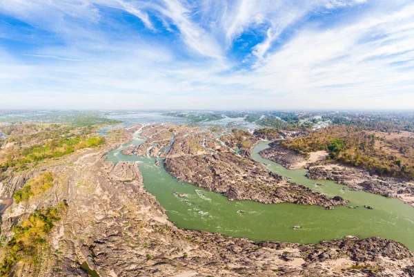 Повітряна панорамна 4000 островів річка Меконг в Лаосі, водоспади Лі Пхі, відомий зворотний пакет пасажирів у Південно-Східній Азії. Струмочок згори.. — стокове фото