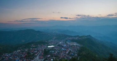 Zaman aşımı: Phongsali 'de gün batımı, Çin yakınlarındaki Kuzey Laos. Yunnan tarzı bir kasaba, manzaralı bir dağ sırtında. Akha köylerinde kabile gezisi için gidilecek yer. Vadide sis ve sis.