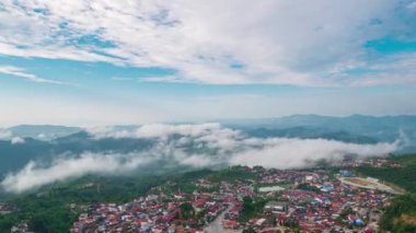 Zaman aşımı: Phongsali 'de gün doğumu, Çin yakınlarındaki Kuzey Laos. Yunnan tarzı bir kasaba, manzaralı bir dağ sırtında. Akha köylerinde kabile gezisi için gidilecek yer. Vadide sis ve sis.