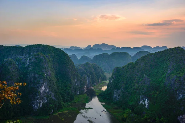 Ninh Binh bölgesinin gün batımında hava manzarası, Tam Coc Vadisi turistik merkezi, Unesco Dünya Mirası Alanı, Vietnam 'da karst dağlarında sürünen manzaralı nehir, seyahat beldesi.. — Stok fotoğraf