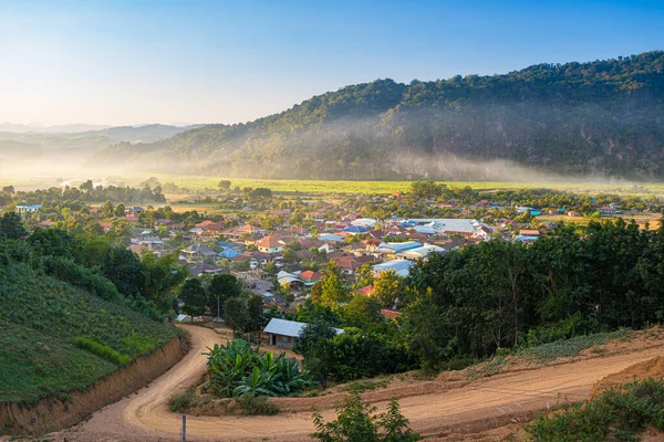 Altın üçgendeki Muang Long köyü, Çin yakınlarındaki Luang Namtha Kuzey Laos nehir vadisinde manzaralı sis ve sis ile küçük bir kasaba. Akha köyünde kabile gezisi için gidilecek yer — Stok fotoğraf