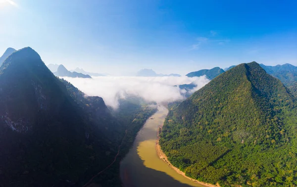 Hava panoramik Nam Ou Nehri Nong Khiaw Muang Ngoi Laos, dramatik manzara manzaralı uçurum nehir vadisi sabah sisi ve bulutlarıyla, Güney Doğu Asya 'daki ünlü seyahat noktası — Stok fotoğraf