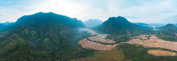 Aereo panoramico Nam Ou River Nong Khiaw Muang Ngoi Laos, paesaggio drammatico pinnacolo panoramica catena montuosa famosa destinazione di viaggio nel sud-est asiatico — Foto Stock