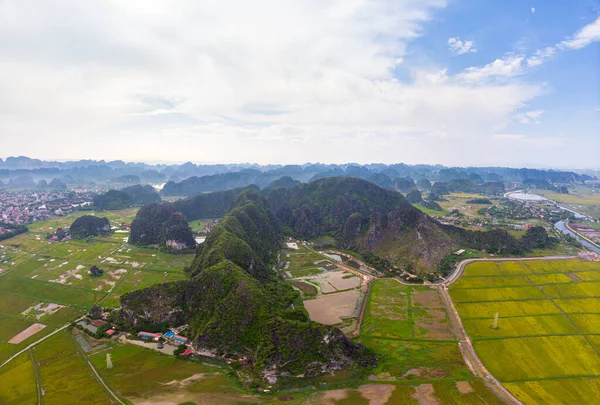 Veduta aerea della regione di Ninh Binh, Trang Un'attrazione turistica, Patrimonio Mondiale dell'UNESCO, Fiume panoramico che striscia attraverso le catene montuose carsiche in Vietnam, destinazione di viaggio . — Foto Stock