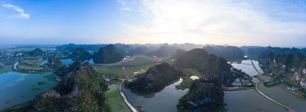 Ninh Binh bölgesinin havadan görünüşü, Trang An Tam Coc turistik merkezi, Unesco Dünya Mirası Alanı, Karst Dağları boyunca sürünen Manzaralı nehir, Vietnam 'da seyahat yeri.. — Stok fotoğraf