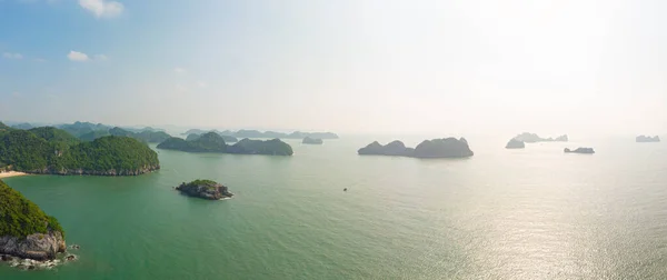 Vista aérea de Ha Long Bay desde la isla Cat Ba, famoso destino turístico de Vietnam. Cielo azul escénico con nubes, picos de roca caliza en el mar en el horizonte . — Foto de Stock