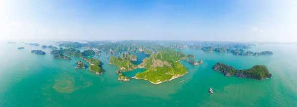 Vista aérea da ilha Ha Long Bay Cat Ba, ilhas de pedra calcária únicas e picos de formação de carste no mar, destino turístico famoso no Vietnã. Céu azul cênico. — Fotografia de Stock