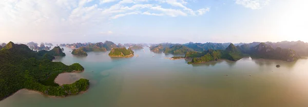 Aerial view of Ha Long Bay Cat Ba island, unique limestone rock islands and karst formation peaks in the sea, famous tourism destination in Vietnam. Scenic blue sky. — Stock Photo, Image