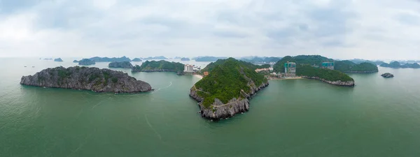 Vista aérea da ilha Ha Long Bay Cat Ba, ilhas de pedra calcária únicas e picos de formação de carste no mar, destino turístico famoso no Vietnã. Céu azul cênico. — Fotografia de Stock