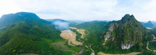 空中パノラマナムオウ川ノンキアウムアンヌイラオス、東南アジアの有名な旅行先でドラマチックな風景の風景の美しい最高崖の山脈 — ストック写真
